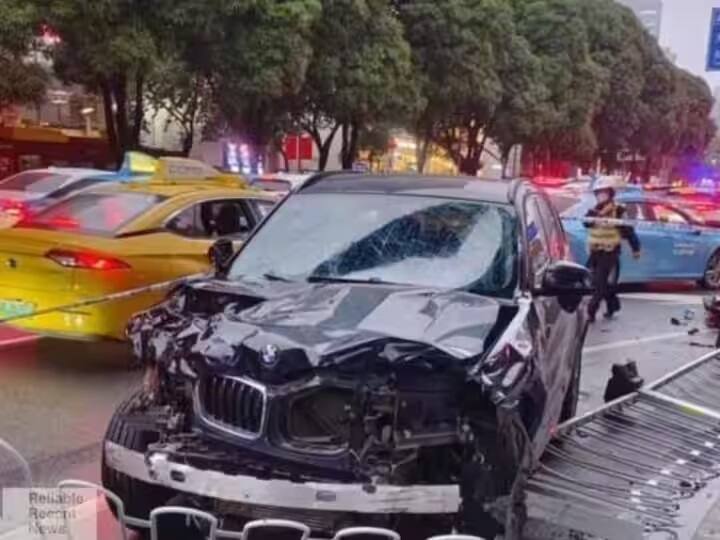 China Road Accident Video: Five people died in china road accident near guangzhou city china Accident Video: ચીનમાં અચાનક ભીડમાં ઘૂસી પુરપાટ દોડતી કાર, 5ના મોત, દૂર્ઘટના બાદ હવામાં ઉડાવી નોટો
