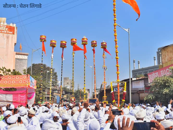 तेथून हे नंदीध्वज सिध्देश्वर मंदिरात ६८ लिंगापैकी पहिले लिंग अमृत लिंगाजवळ येऊन थांबतात. त्याठिकाणी सातही नंदीध्वज आल्यानंतर हिरेहब्बू आणि शेटे तैलाभिषेक घालून त्या लिंगाची विधीवत पूजा करतात. पूजा झाल्यानंतर त्याठिकाणी शेटे यांना हिरेहब्बू हे विडा देतात.  (सौजन्य : चेतन लिगाडे)