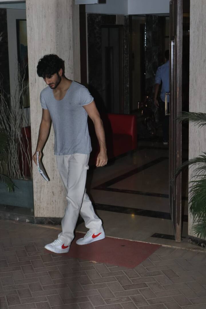 वहीं इब्राहम इस दौरान ग्रे टीशर्ट के साथ व्हाइट जींस पहने काफी कूल लग रहे थे.