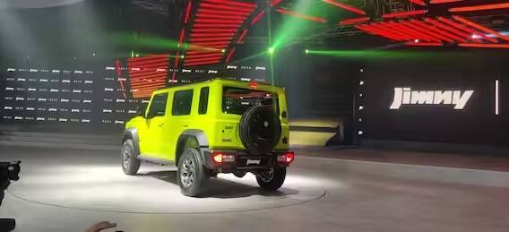 કેટલું ટોકન આપીને કરાવી શકાય છે બુક -  મારુતિ જીમ્ની 5 ડોર ખરીદવામાં રસ ધરાવતા ગ્રાહકો કંપનીની અધિકૃત વેબસાઈટ પર જઈને અથવા નજીકની મારુતિ સુઝુકી ડીલરશીપની મુલાકાત લઈને તેને બુક કરી શકે છે. કંપનીએ આ ઑફ-રોડ SUV બુક કરવા માટે 11,000 રૂપિયાની ટોકન રકમ નક્કી કરી છે, જે રિફંડપાત્ર છે.