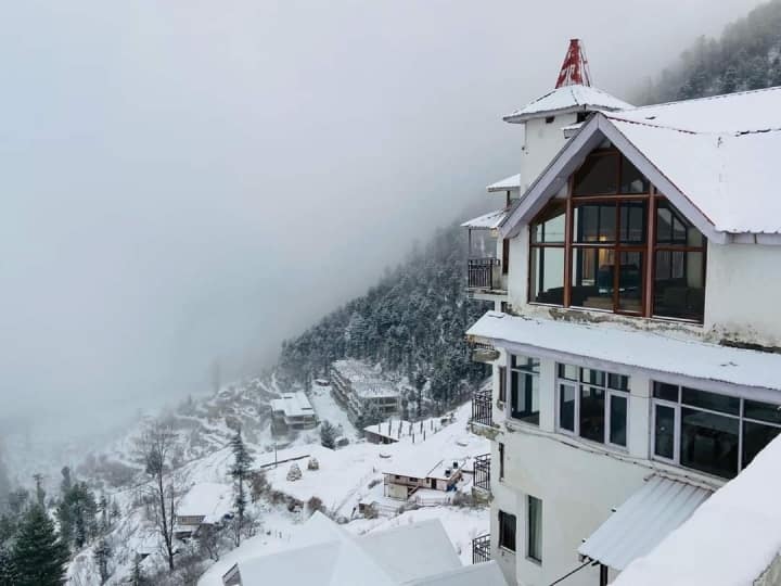 Shimla Snowfall: स्थानीय लोगों के साथ पर्यटक भी लंबे समय से बर्फबारी का इंतजार कर रहे थे. बर्फबारी होने की वजह से पर्यटक भी एक बार फिर राजधानी शिमला का रुख करने लगे हैं.