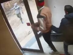 In Photos: दिल्ली के वजीराबाद में ATM कैश वैन के गार्ड को मारी गोली, फिर बदमाश ने लूटे लाखों रुपये, देखें वारदात की तस्वीरें