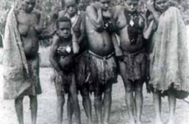 ब्रिटेन और पापुआ न्यू गिनी में लगभग 312 जनजातियां रहती हैं, लेकिन इनमें से एक जनजाति अपने अपने अजीबों-गरीब रिवाज की वजह से जानी जाती है. अंतिम संस्कार में यहां इंसान का दिमाग खाने का अजीब रिवाज था.