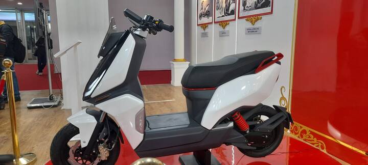 एलएमएल इलेक्ट्रिक टू-व्हीलर में दी गयी इंटरेक्टिव डिस्प्ले को कस्टमाइज किया जा सकता है. साथ ही इसके टेक्स्ट डिस्प्ले को राइडर के मूड के हिसाब से मॉडिफाइ भी किया जा सकता है. इसके अलावा इस स्कूटर में एंबिएंट लाइटिंग, इंटीग्रेटेड DRL, बैकलाइट और इंडिकेटर्स भी मौजूद हैं.