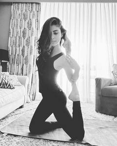 Mouni Roy Fitness: मौनी रॉय इन योग आसन से रहती हैं इतनी फिट, आप भी जान लेंगी तो मिलेगा फायदा