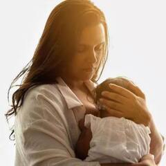 Actress Breastfeeding Pics:  बच्चों को ब्रेस्टफीड कराते हुए हीरोइनों ने खोला मोबाइल का कैमरा, फिर ऐसी तस्वीरों हुई वायरल