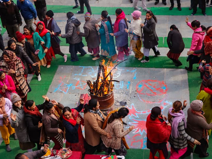 People of Jammu and Kashmir conduct havans and yagnas in their residences and temples. They perform the  distinctive Chajja dance, which is another aspect of the Lohri Festival in the state of Kashmir where young boys prepare 'chajjas' with colored paper and flowers and dance on the street to the beats of drums. (Image Source: PTI)