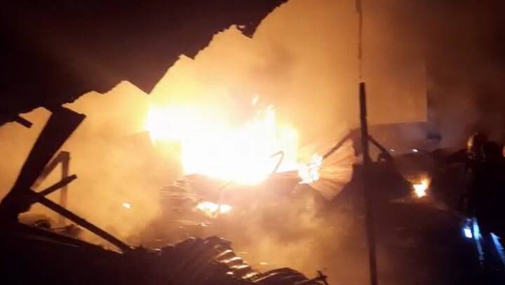 या आगीमधे दोन भंगार मालाचे गोडाऊन पुर्ण जळाले असून आतमधे मोठ्या प्रमाणात प्लास्टिकचे साहित्य असल्याचे निदर्शनास आले. तसेच शेजारील दोन इमारतींचे ही काही प्रमाणात नुकसान झाले