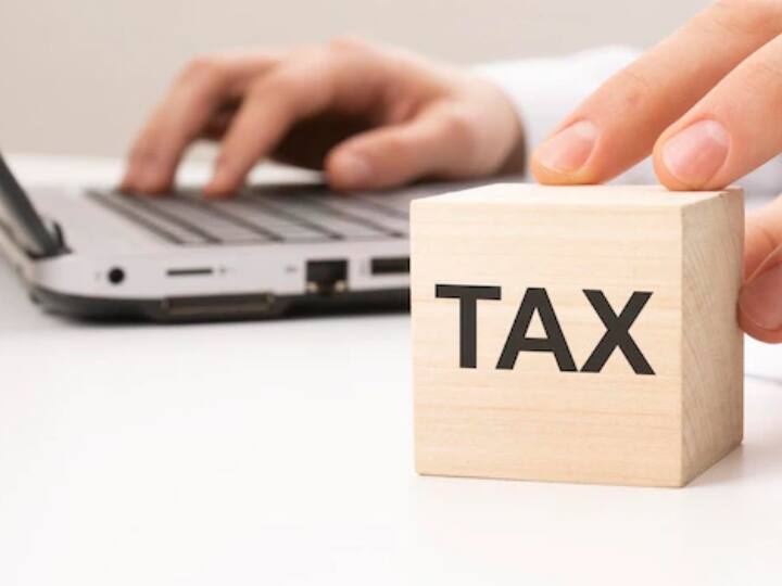 Tax Saving Tips: टैक्स की सेविंग करना चाहते हैं तो यहां कुछ ऐसे तरीकों के बारे में जानकारी दी गई है, जिसपर आप अपने कमाई, निवेश और पेंशन की मदद से टैक्स बचा सकते हैं.