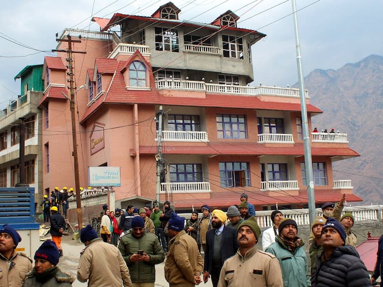 Joshimath Sinking: Demolition Process Begins, 2 'Unsafe' Hotels Razed Joshimath Sinking: Demolition Process Begins, 2 'Unsafe' Hotels Razed