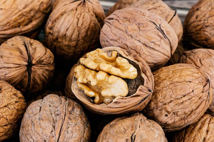 বাদাম খাওয়ার পর খিদে কমে যায়। ফলে মাত্রাতিরিক্ত খাবার খাওয়ার প্রবণতা হ্রাস পায়। সেই সঙ্গে শরীরে প্রয়োজন অতিরিক্ত ক্যালরি জমে ওজন বৃদ্ধির সম্ভাবনাও কমে।