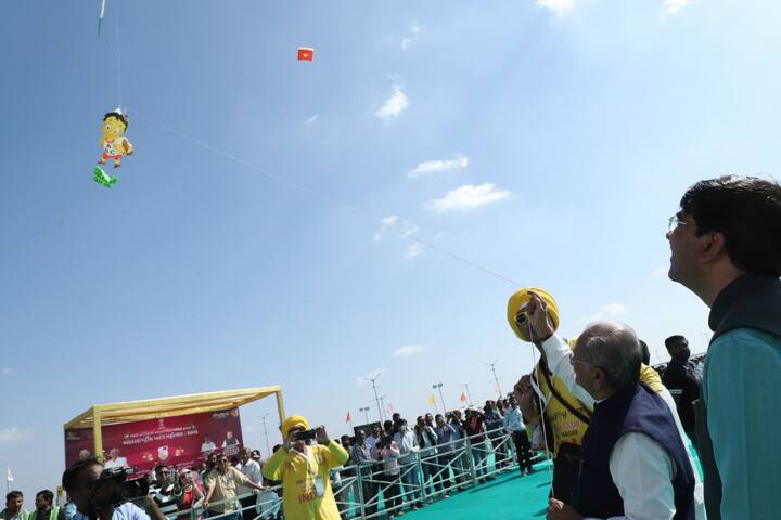 International Kite Festival PHOTO: ધોલેરા ઇન્ડસ્ટ્રિયલ સિટી ડેવલપમેન્ટ લિમિટેડ (DICDL) એ ગુજરાત ટુરિઝમના સહયોગથી પહેલી વખત ઇન્ટરનેશનલ કાઇટ ફેસ્ટિવલનું આયોજન કર્યું હતું.