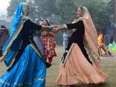 In Photos: पंजाब में लोहड़ी पर्व की धूम, प्रोफेसर से लेकर स्टूडेंट्स तक ने जमकर किया डांस, देखें तस्वीरें