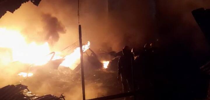 या घटनेची माहिती मिळताच अग्निशामक दलाच्या 10 गाड्या आग आटोक्यात आणण्याचे प्रयत्न करत आहेत.