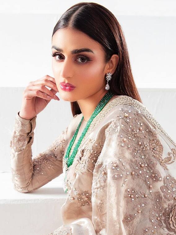 साड़ी में पाउट! Uff अदाओं से घायल करतीं PAK एक्ट्रेस