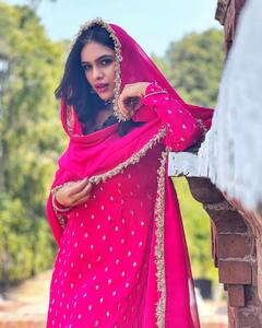 Neha Malik Lohri Look: लोहड़ी पर गुलाबी रंग में रंगी नजर आईं नेहा मलिक, बिकिनी नहीं सूट सलवार पहने एक्ट्रेस चुरा ले गईं दिल