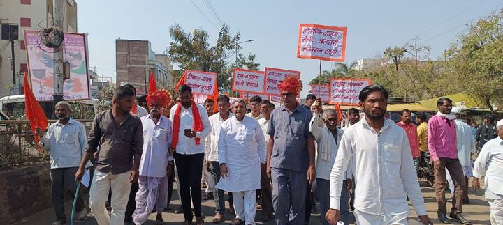 चवेळी संतापलेले उप अभियंता शैलेश पाटील यांनी उदाहरण देत एक वाक्य बोलले... डिमांड भरली म्हणजे साखरपुडा झालाय... कनेक्शन मिळेल त्यावेळेस लग्न होईल... मग वीज पुरवठाही सुरळीत होईल.. असे सांगत वेळ मारून नेली. नेमकं याच वेळेस शेतकऱ्यांचा संतापाचा कडेलोट झाला होता. दिव्यांचे पैसे भरलेत, वेळोवेळी चकरा मारल्यात मात्र अनेक दिवस झाल्यानंतर सुद्धा कनेक्शन मिळत नसल्याकारणाने शेतकऱ्यांनी एक निर्णय घेतला. अशाच प्रकारे ज्या ज्या शेतकऱ्यांनी डिमांड भरला होता, त्यांना एकत्रित करण्यात आलं.