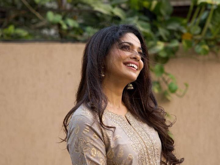 Pooja Sawant : अभिनेत्री पूजा सावंत ही सध्या मराठीची आघाडीची अभिनेत्री आहे. पूजा वेस्टर्न आउटफिटसह ट्रॅडिशनल लूकमध्ये ही सुंदर दिसते.