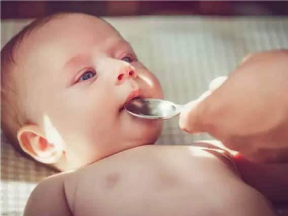 Parenting Tips: जन्म के बाद 6 महीने तक बच्चों को नहीं पिलाना चाहिए पानी, जानें कब और कितना देने की करें शुरुआत Parenting Tips: जन्म के बाद 6 महीने तक बच्चों को नहीं पिलाना चाहिए पानी, जानें कब और कितना देने की करें शुरुआत