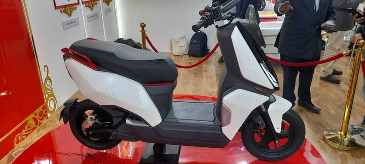 इसमें सेफ्टी फीचर्स के तौर पर ABS, रिवर्स पार्क असिस्ट, टायर प्रेशर मॉनिटरिंग सिस्टम (TPMS) के साथ, इसमें एक पावरफुल मोटर और दमदार बैटरी दी गयी है. बेहतर बेलेंस के लिए इसकी बैटरी को फुटबोर्ड पर रखा गया है. इसके अलावा इसमें एक अच्छा बूट स्पेस मिलता है.