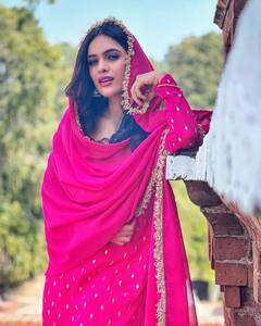 Neha Malik Lohri Look: लोहड़ी पर गुलाबी रंग में रंगी नजर आईं नेहा मलिक, बिकिनी नहीं सूट सलवार पहने एक्ट्रेस चुरा ले गईं दिल