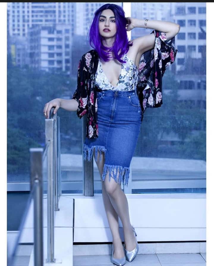इस डीपनेक टॉप और डेनिम स्कर्ट में अदा काफी ज्यादा स्टाइलिश लग रही हैं. साथ ही उनके अदाएं भी देखते ही बन रही हैं.