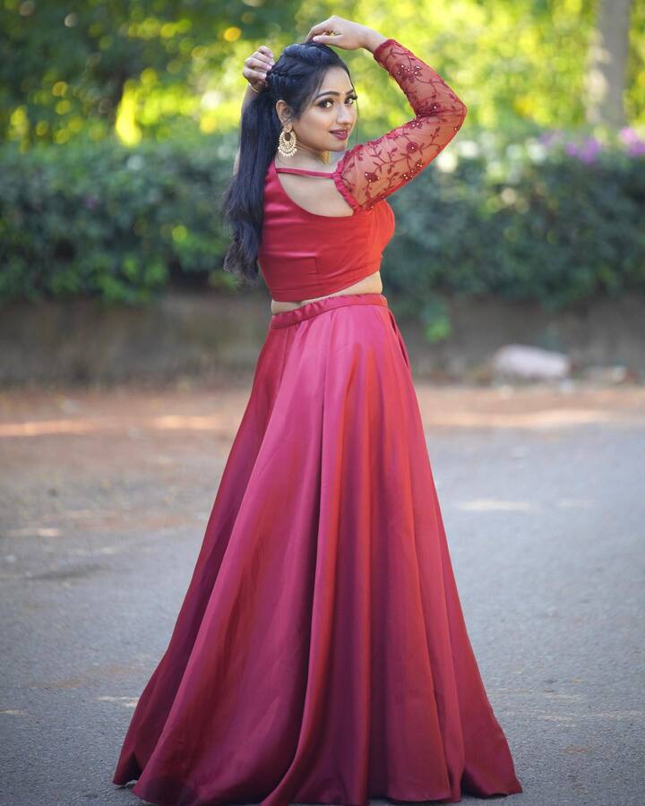 సోషల్ మీడియాలో యాక్టివ్ గా ఉండే ఆషిక ఎప్పటికప్పుడు ఫొటోస్, వీడియోస్ షేర్ చేస్తుంటుంది..
