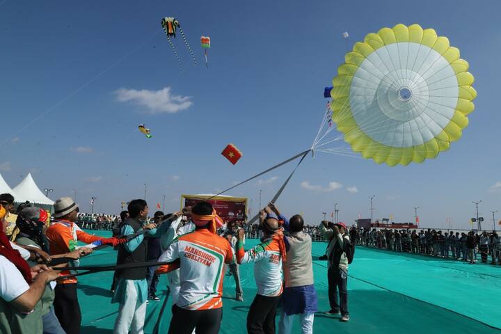 International Kite Festival PHOTO: ધોલેરા ઇન્ડસ્ટ્રિયલ સિટી ડેવલપમેન્ટ લિમિટેડ (DICDL) એ ગુજરાત ટુરિઝમના સહયોગથી પહેલી વખત ઇન્ટરનેશનલ કાઇટ ફેસ્ટિવલનું આયોજન કર્યું હતું.