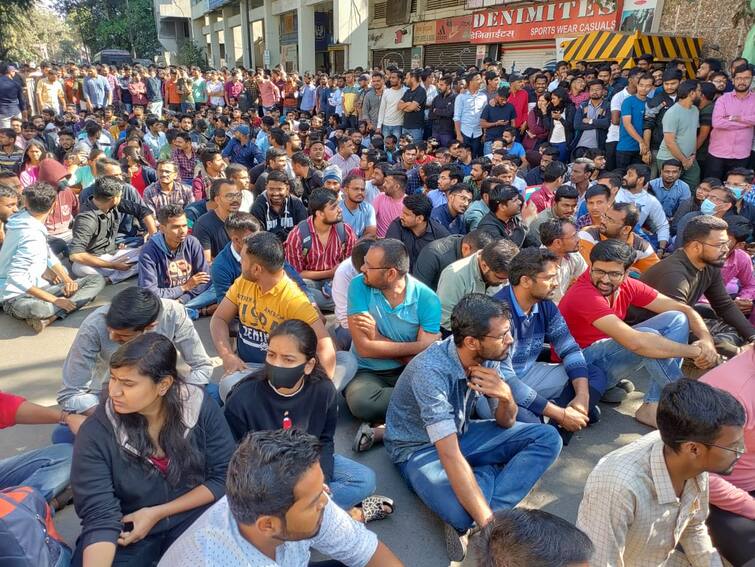 mpsc students protest in pune shastri road demanding implementation of mpsc exam pattern from 2025 Pune MPSC Protest : ...तोपर्यंत आंदोलन सुरुच राहणार; पुण्यात MPSCची तयारी करणारे विद्यार्थी आक्रमक