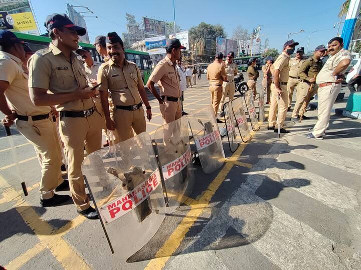 शेकडो विद्यार्थी रस्त्यावर उतरले आहेत. यावेळी पोलिसांचा मोठा बंदोबस्त तैनात करण्यात आला आहे.