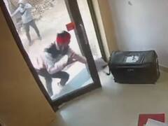 In Photos: दिल्ली के वजीराबाद में ATM कैश वैन के गार्ड को मारी गोली, फिर बदमाश ने लूटे लाखों रुपये, देखें वारदात की तस्वीरें