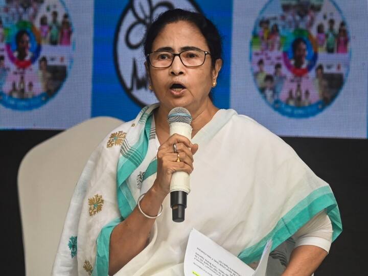 Mamta Banerjee said West Bengal Govt Organise Ganga Aarti like Varanasi in Kolkata ann TMC Vs BJP: ममता बनर्जी सरकार कोलकाता के घाट पर गंगा आरती का करेगी आयोजन, जानें- क्या बोली बीजेपी