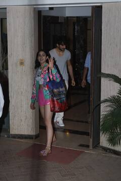 Sara Ali Khan Pics: भाई के साथ Saif Ali Khan के घर पहुंचीं सारा अली खान, स्टारकिड्स का सिंपल लुक जीत लेगा आपका दिल