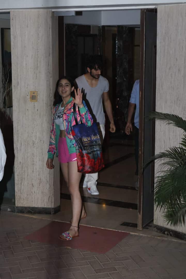 इस दौरान स्टारकिड्स काफी सिंपल लुक में नजर आए. दोनों की ये तस्वीरें सोशल मीडिया पर काफी वायरल हो रही हैं.