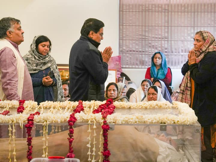 Samajwadi Party MP Ramgopal Yadav offered condolences to Rekha Yadav, wife of former union minister. (Image Source: PTI)