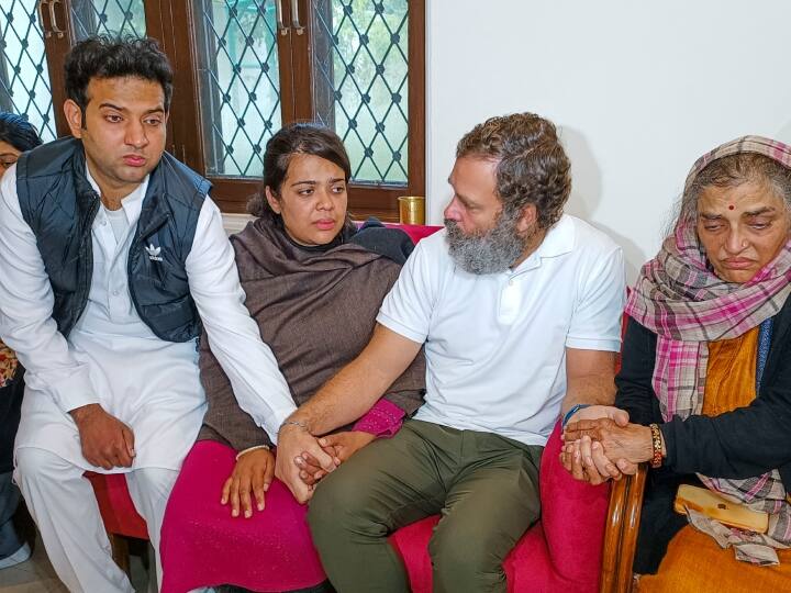 राहुल गांधी सुबह करीब 8.30 बजे यादव के आवास पर पहुंच कर श्रद्धांजलि दी. वह पंजाब से दिल्ली पहुंचे. उनकी अगुवाई में भारत जोड़ो यात्रा पंजाब में जारी है.