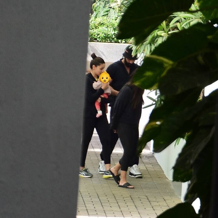 रणबीर कपूर और आलिया भट्ट शुक्रवार सुबह को बेटी राहा कपूर को लेकर घूमने के लिए निकले. इस दौरान की कुछ तस्वीरें सामने आई हैं, जिसमें आलिया बेटी राहा को गोद में उठाए हुए दिख रही हैं.