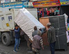 Joshimath Sinking: ডুবছে জোশীমঠ, শেষ সম্বল নিয়ে ঘর ছেড়ে পথে বাসিন্দারা