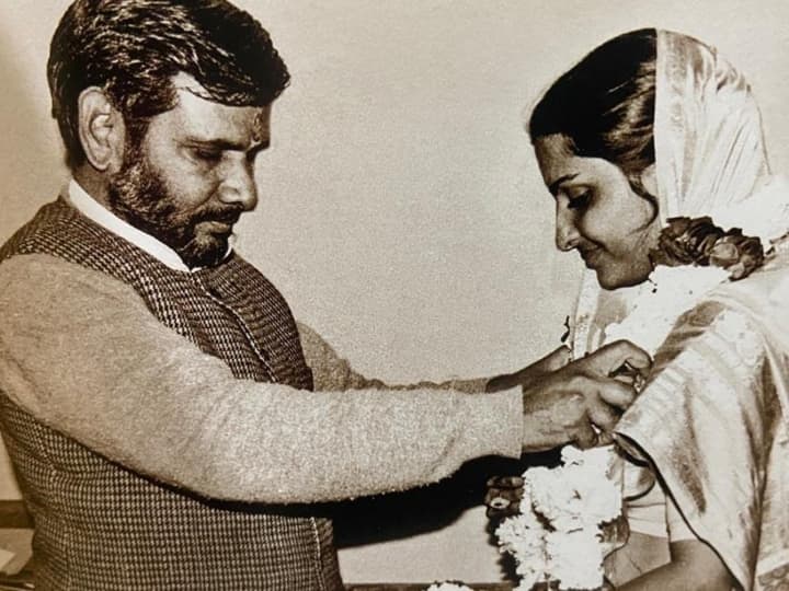 Sharad Yadav in Pics: समाजवादी नेता शरद यादव का जन्म मध्य प्रदेश के होशंगाबाद जिले के बाबई गांव में हुआ था. लेकिन उन्होंने जबलपुर के इंजीनियरिंग कॉलेज से अपने छात्र राजनीति की शुरुआत की थी.
