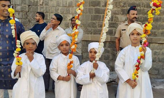 सोलापूरच्या सिद्धरामेश्वर महाराजांच्या यात्रेत सहभागी चिमुकले सिद्धेश्वर भक्त