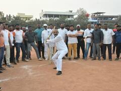 Bandi Sanjay : బ్యాట్ పట్టిన బండి సంజయ్, క్రీడలు మానసిక ఉల్లాసం కోసమేనని వ్యాఖ్యలు