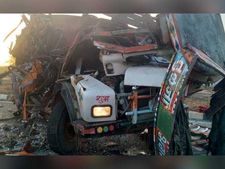 Nashik Accident News Updates private bus and truck collide on Sinnar Shirdi Highway 10 people died नाशिकमध्ये भीषण अपघात, खासगी बस आणि ट्रकची जोरदार धडक;  10 जणांचा मृत्यू