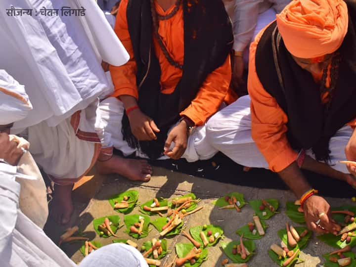 हिरेहब्बू यांच्यावतीने मानकऱ्यांना मानाचा विडा देण्यात आला. (सौजन्य : चेतन लिगाडे)