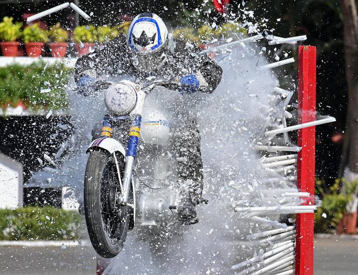 ভারতীয় সেনাবাহিনীর টর্নেডো টিমের এক সদস্য বাইক নিয়ে কেরামতি দেখাচ্ছেন। জলের মধ্যে দিয়ে নিয়ে গেলেন মোটরবাইক।