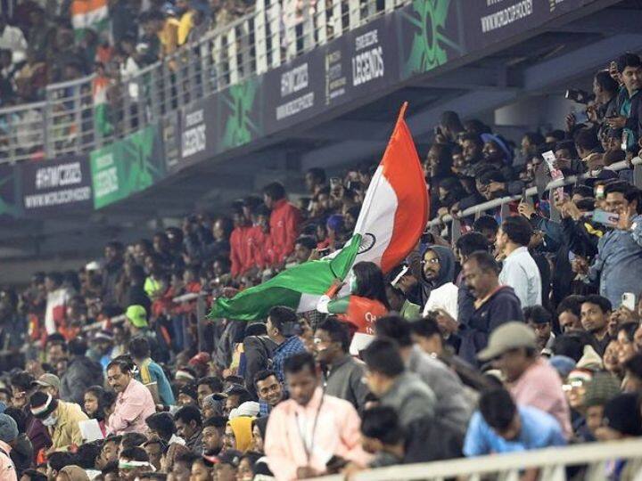 भारतीय चाहत्यांनीही मोठ्या प्रमाणात भारताच्या सामन्याला सपोर्ट करण्यासाठी मैदानात उपस्थित दर्शवली होती.