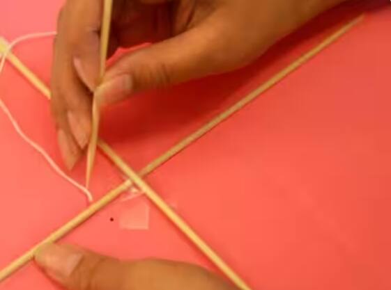 ਇੱਕ ਕਾਗਜ਼ ਲਓ ਅਤੇ ਯਕੀਨੀ ਬਣਾਓ ਕਿ ਇਹ ਅੱਧੇ ਵਿੱਚੋਂ ਮੁੜਿਆ ਹੋਇਆ ਹੈ। ਫਿਰ ਇੱਕ ਆਈਸੋਸੇਲਸ ਟ੍ਰਾਐਂਗਲ ਵਿੱਚ ਤਿੰਨ ਬਿੰਦੂ ਖਿੱਚੋ ਅਤੇ ਰੂਲਰ ਦੇ ਨਾਲ ਇੱਕ ਸਿੱਧੀ ਰੇਖਾ ਖਿੱਚੋ। ਮੈਚਿੰਗ ਟ੍ਰਾਐਂਗਲ ਆਕਾਰ ਬਣਾਉਣ ਲਈ ਪੈੱਨ ਲਾਈਨ ਨੂੰ ਫਲਿੱਪ ਕਰੋ ਅਤੇ ਟਰੇਸ ਕਰੋ।