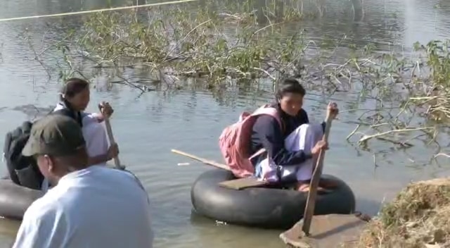 In Pics Children Go To School Risking Their Lives In Chhattisgarh Surguja  See Photos ANN | In Pics: छत्तीसगढ़ के इस जिले में जान जोखिम में डालकर  स्कूल जाते हैं बच्चे, दशकों
