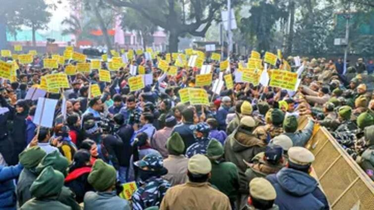 Delhi AAP Vigorous Protest against Removal Notice of Slums by DDA delhi Police ਝੁੱਗੀਆਂ -ਝੌਂਪੜੀਆਂ ਹਟਾਉਣ ਨੂੰ ਲੈ ਕੇ ਦਿੱਲੀ 'ਚ ਹੰਗਾਮਾ, DDA ਦੇ ਨੋਟਿਸ ਖਿਲਾਫ਼ 'ਆਪ' ਦਾ ਜ਼ੋਰਦਾਰ ਪ੍ਰਦਰਸ਼ਨ