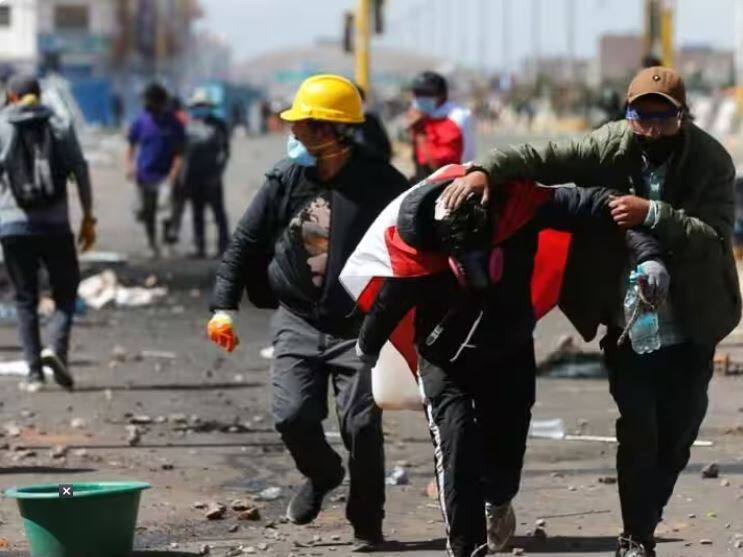 peru protest demanding president dina boluarte step down protesters demonstrating and blockading roads lima Peru Protest: ਰਾਸ਼ਟਰਪਤੀ ਦੇ ਅਸਤੀਫੇ ਦੀ ਮੰਗ ਤੇਜ਼ - ਹਿੰਸਾ ਵਿੱਚ ਹੋਈਆਂ ਮੌਤਾਂ ਦੀ ਜਾਂਚ ਸ਼ੁਰੂ, ਕਈ ਮੰਤਰੀਆਂ ਨੇ ਦਿੱਤਾ ਅਸਤੀਫਾ