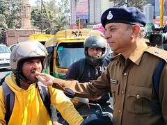 मकर संक्रांति पर ट्रैफिक पुलिस का अनूठा जागरूकता अभियान, हेलमेट पहने लोगों को खिलाया तिल का लड्डू